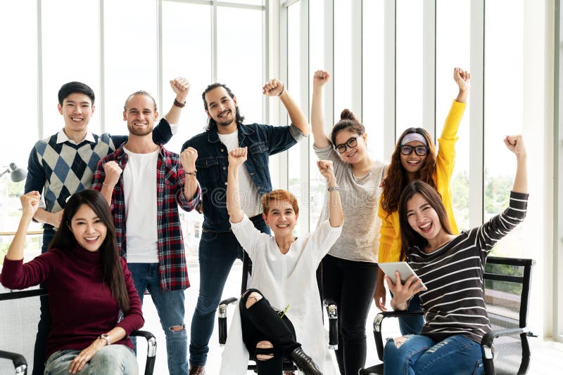 Gruppe Verschiedenartigkeits-Leute Team das Lächeln und nette in der Erfolgsarbeit im modernen Büro Kreative multiethnische Teamw stockfotos Gruppe Verschiedenartigkeits-Leute Team das Lächeln und nette in der Erfolgsarbeit im modernen Büro Kreative multiethnische Teamw stockfotos