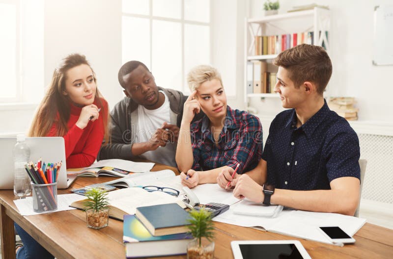 Gruppe verschiedene Studenten, die am Holztisch studieren stockbilder Gruppe verschiedene Studenten, die am Holztisch studieren stockbilder