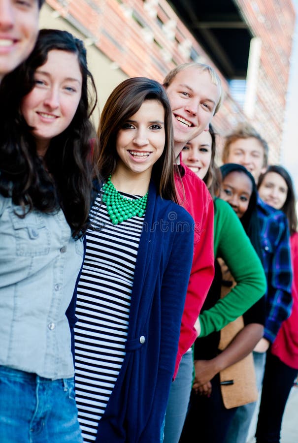 Gruppe verschiedene Studenten draußen stockfotografie Gruppe verschiedene Studenten draußen stockfotografie
