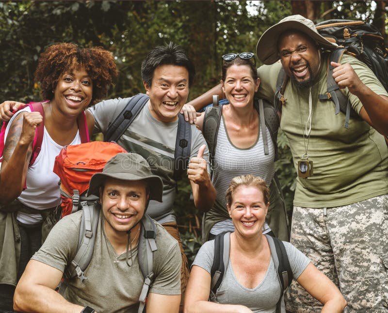 Gruppe verschiedenes Freundtrekking zusammen stockfotografie Gruppe verschiedenes Freundtrekking zusammen stockfotografie