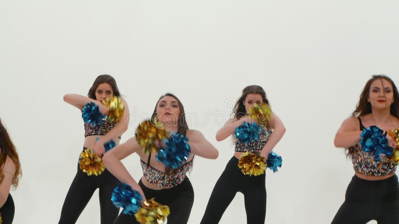 Gruppe von athletischen Cheerleader in Silber-Tops und schwarzen engen Leggings tanzen jubelnden Tanz auf weißen Studio stock footage