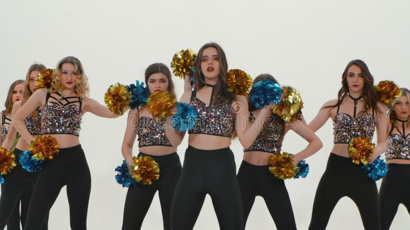 Gruppe von athletischen Cheerleader in Silber-Tops und schwarzen engen Leggings tanzen jubelnden Tanz auf weißen Studio stock footage