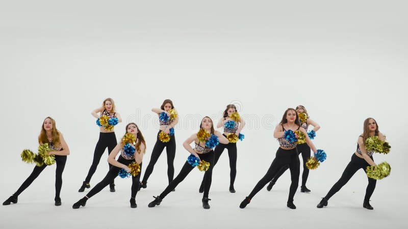Gruppe von athletischen Cheerleader in Silber-Tops und schwarzen engen Leggings tanzen jubelnden Tanz auf weißen Studio stock video footage