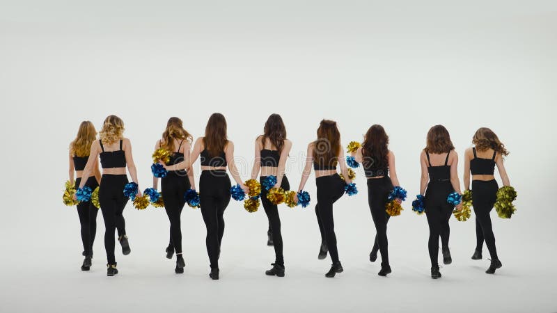 Gruppe von athletischen Cheerleader in Silber-Tops und schwarzen engen Leggings tanzen jubelnden Tanz auf weißen Studio stock footage