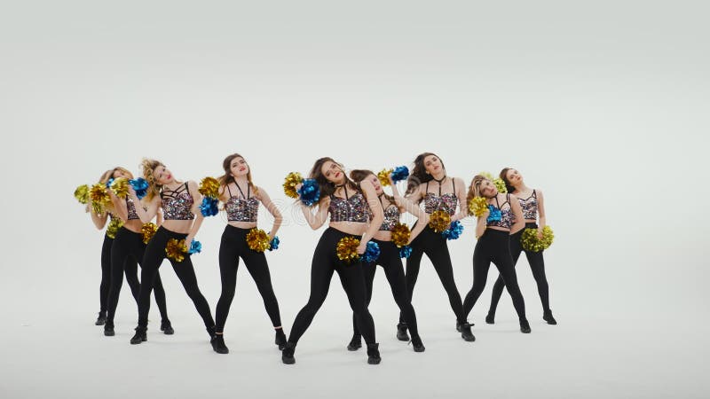 Gruppe von athletischen Cheerleader in Silber-Tops und schwarzen engen Leggings tanzen jubelnden Tanz auf weißen Studio stock video