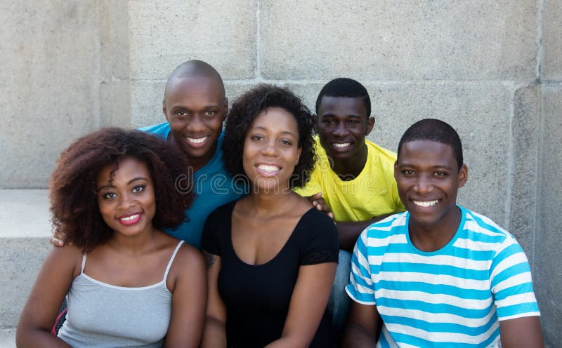 Gruppe von fünf Afroamerikanermännern und -frau, die Kamera betrachten stockfotos Gruppe von fünf Afroamerikanermännern und -frau, die Kamera betrachten stockfotos