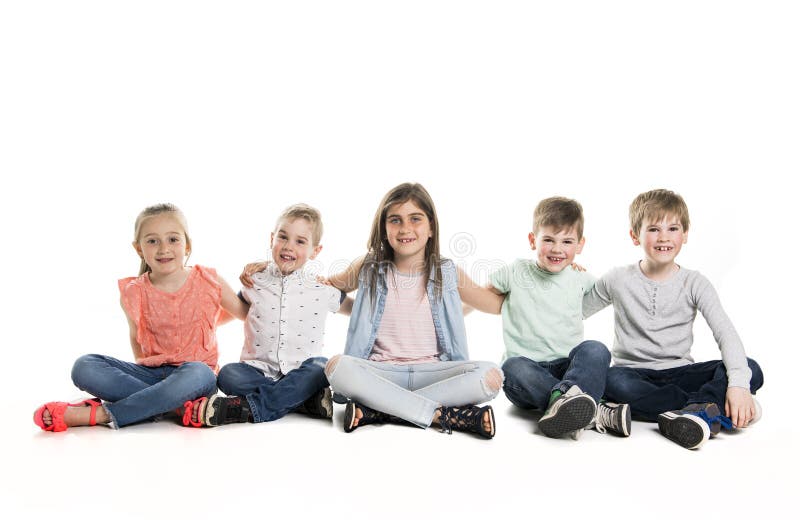 Gruppe von fünf jungen Kindern im Studio stockfotos