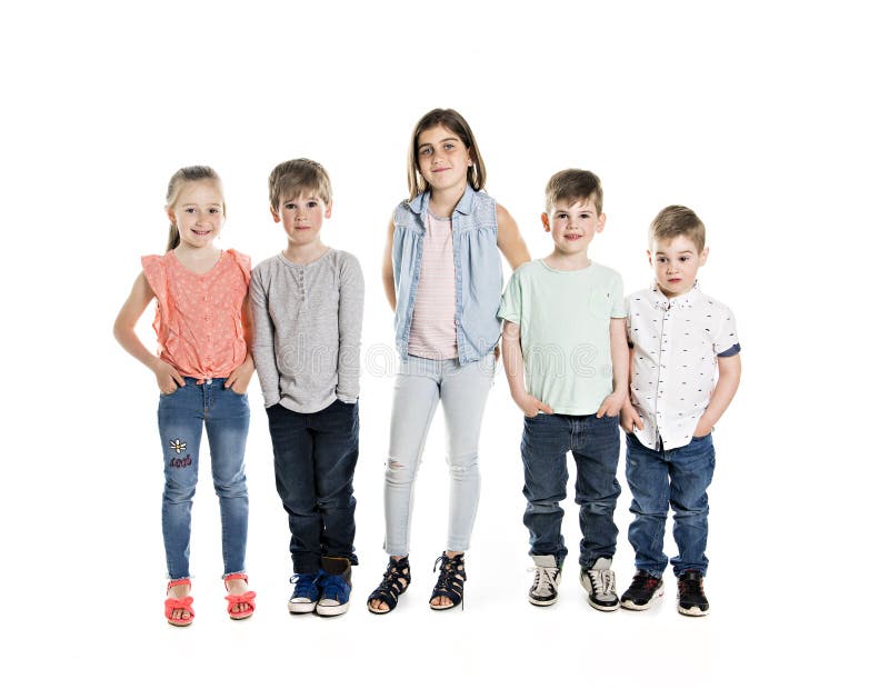 Gruppe von fünf jungen Kindern im Studio stockfotos