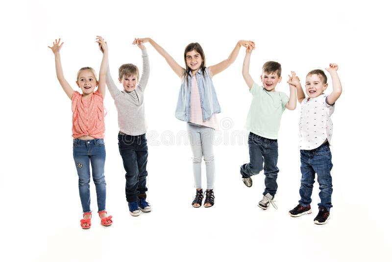Gruppe von fünf jungen Kindern im Studio lizenzfreie stockfotografie