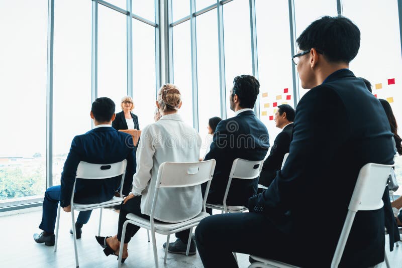 Gruppe von Geschäftsleuten, die sich in einem Seminarkonferenzjivy treffen lizenzfreies stockfoto