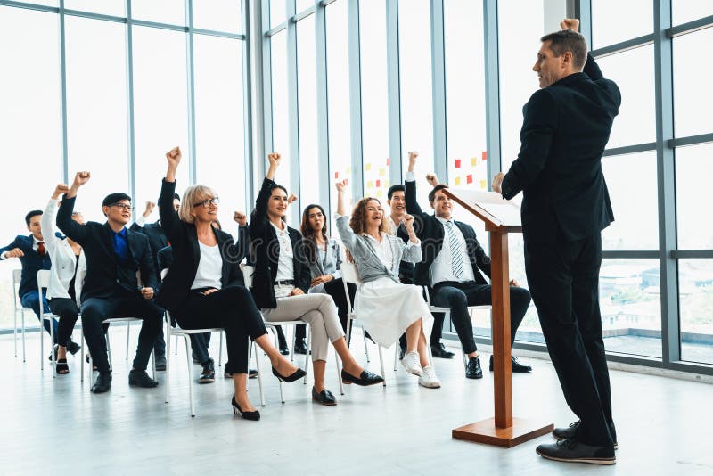 Gruppe von Geschäftsleuten, die sich in einem Seminarkonferenzjivy treffen lizenzfreie stockfotos