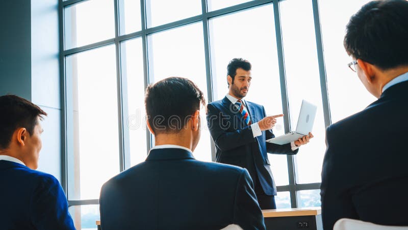 Gruppe von Geschäftsleuten, die sich in einem Seminarkonferenzjivy treffen lizenzfreies stockfoto