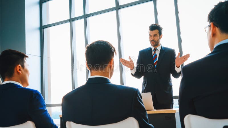 Gruppe von Geschäftsleuten, die sich in einem Seminarkonferenzjivy treffen lizenzfreies stockbild