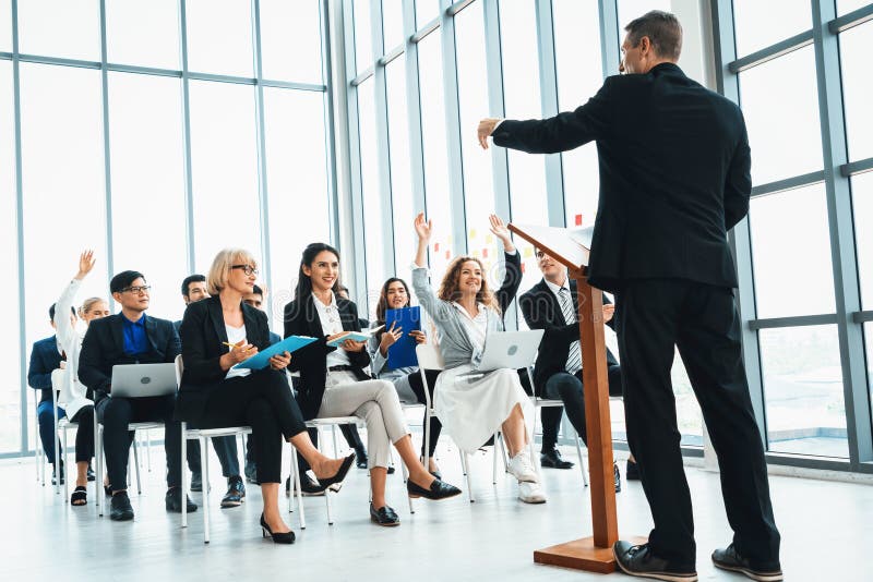 Gruppe von Geschäftsleuten, die sich in einem Seminarkonferenzjivy treffen stockfotografie
