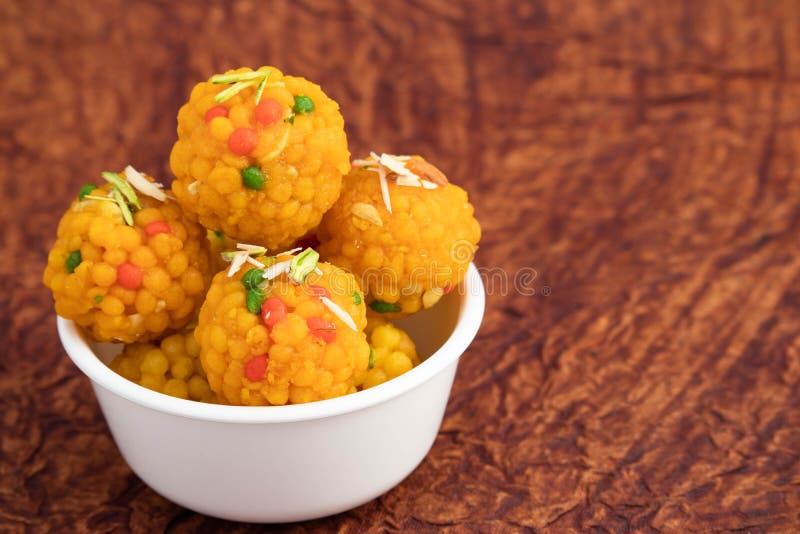 Gruppe von indischen mithai jodhpuri ladoo laddu auch genannt boondi oder bundi ladoo in weißer Schale dekoriert. Meetha laddoo ti stockfotografie