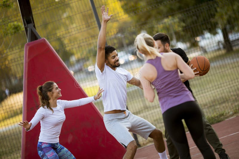 Young people and sport. Кумиры молодежи играют в баскетбол. Молодёжь играется ниже пояса. Баскетболист отдыхает на игре. Молодёжь как зади.