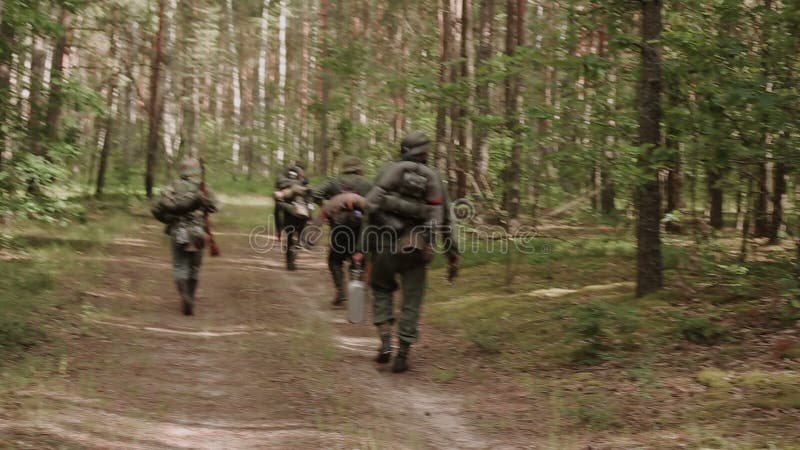 Gruppe von nicht identifiziertem wieder--enactors gekleidet als Deutscher Wehrmacht-Soldat Walk In Forest