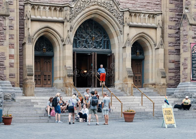 Gruppe von Personen, die auf den Eingangsleitern von Kirche St. James United Protestant sitzt stockfotos Gruppe von Personen, die auf den Eingangsleitern von Kirche St. James United Protestant sitzt stockfotos