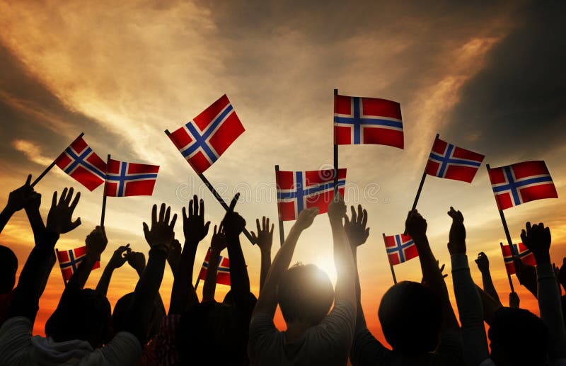 Gruppe von Personen, die norwegische Flaggen in hintergrundbeleuchtetem wellenartig bewegt lizenzfreie stockfotos Gruppe von Personen, die norwegische Flaggen in hintergrundbeleuchtetem wellenartig bewegt lizenzfreie stockfotos