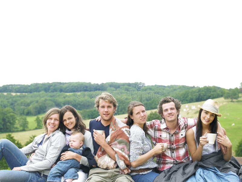 Gruppe von Personen, die sich draußen mit Kaffee entspannt stockbild Gruppe von Personen, die sich draußen mit Kaffee entspannt stockbild