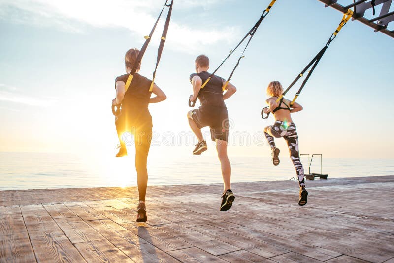 Gruppe von Personen, die Trx-Training hat lizenzfreies stockbild Gruppe von Personen, die Trx-Training hat lizenzfreies stockbild