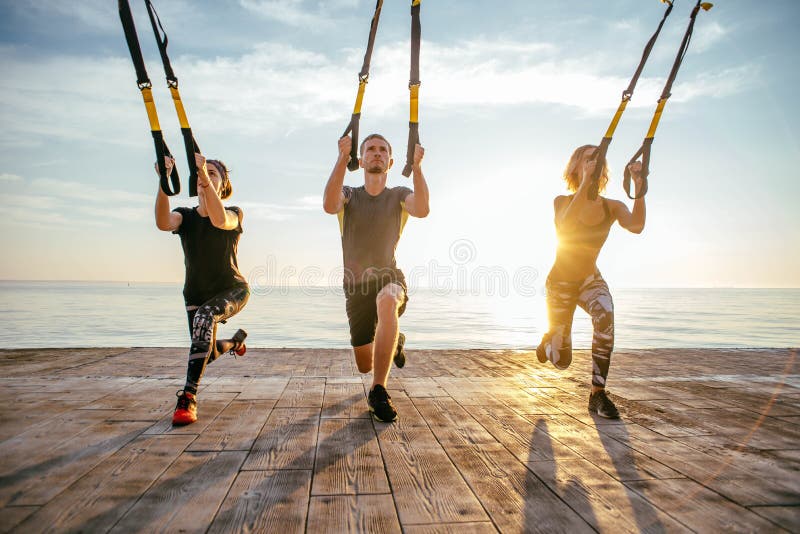 Gruppe von Personen, die Trx-Training hat lizenzfreie stockbilder Gruppe von Personen, die Trx-Training hat lizenzfreie stockbilder