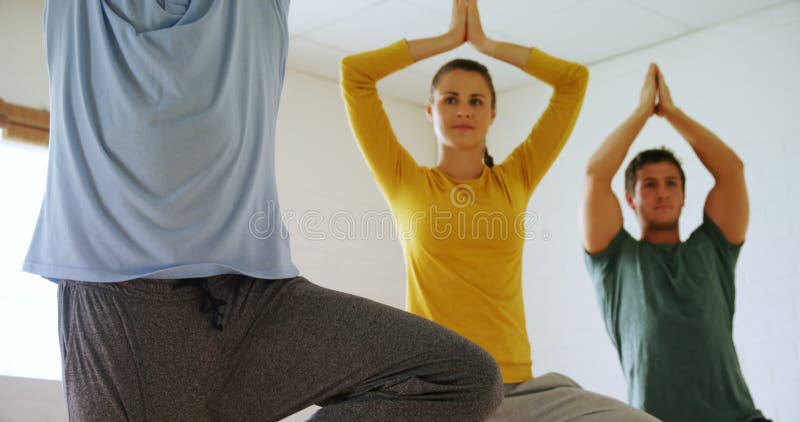 Gruppe von Personen, die Yoga 4k tut