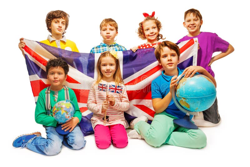 Gruppe von sieben Kindern, die Geografie mit Kugeln studieren stockfoto Gruppe von sieben Kindern, die Geografie mit Kugeln studieren stockfoto