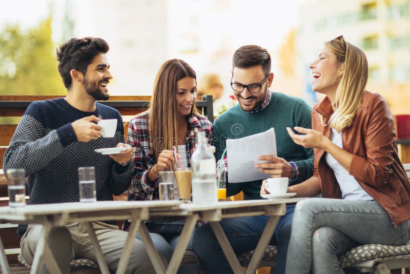 Gruppe von vier Freunden, die Spaß ein Kaffee zusammen haben stockbilder Gruppe von vier Freunden, die Spaß ein Kaffee zusammen haben stockbilder