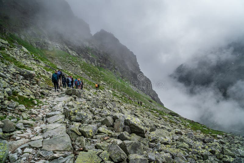 Gruppe Wanderer, die zu hohem Tatras, Slowakei klettern lizenzfreie stockbilder Gruppe Wanderer, die zu hohem Tatras, Slowakei klettern lizenzfreie stockbilder