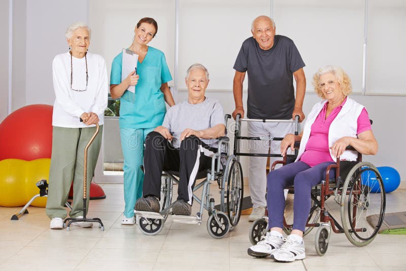 Gruppe ältere Leute an der Physiotherapie im Pflegeheim