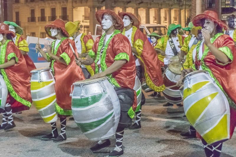 Gruppen av Candombe handelsresande på karnevalet ståtar av Uruguay royaltyfria bilder Gruppen av Candombe handelsresande på karnevalet ståtar av Uruguay royaltyfria bilder