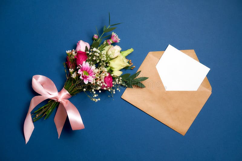 Gruppen av kuvertet för blommakraft papper med den tomma vita bokstaven med kopieringsutrymme lägger på blå bakgrund royaltyfri bild Gruppen av kuvertet för blommakraft papper med den tomma vita bokstaven med kopieringsutrymme lägger på blå bakgrund royaltyfri bild
