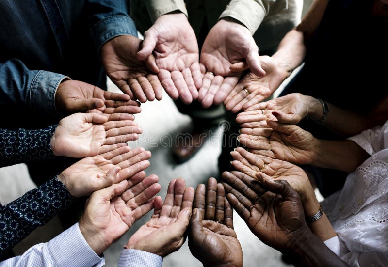 Gruppen av olika händer gömma i handflatan sikt för teamwork för cirkelservice tillsammans flyg- royaltyfri fotografi Gruppen av olika händer gömma i handflatan sikt för teamwork för cirkelservice tillsammans flyg- royaltyfri fotografi
