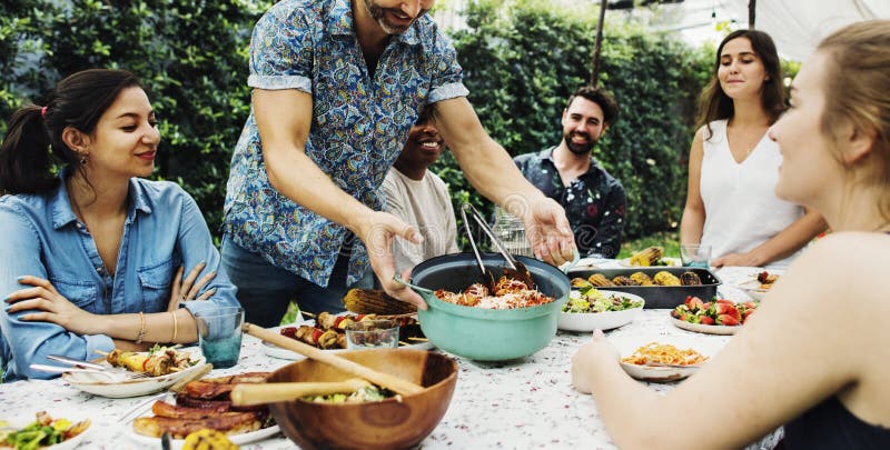 Gruppen av olika vänner som tycker om sommar, festar tillsammans arkivbild Gruppen av olika vänner som tycker om sommar, festar tillsammans arkivbild