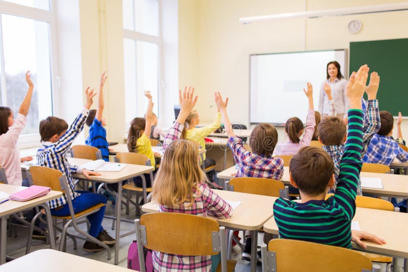 Gruppen av skolan lurar att lyfta händer i klassrum