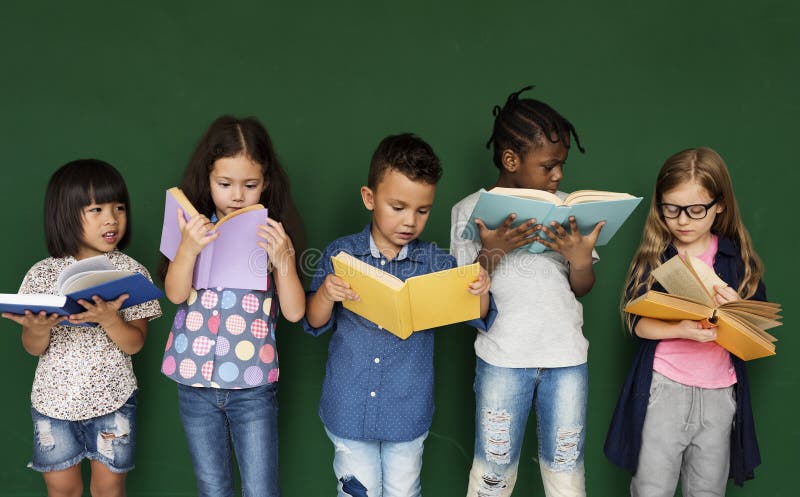 Gruppen av skolan lurar läsning för utbildning arkivbild