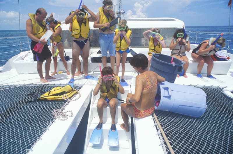 Gruppen av turister på katamaran turnerar fartyget som förbereder sig att snorkla, Key West, FL