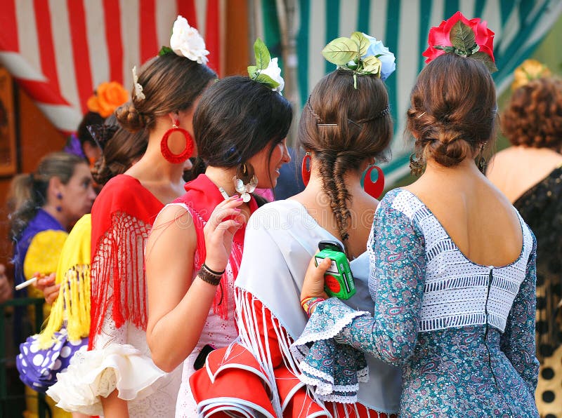 Gruppen av unga flickor, flamenco klär, den Seville mässan, Andalusia, Spanien