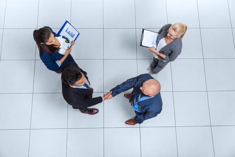 Gruppen-Chef-Hand Shake Welcome-Gesten-der SpitzenGeschäftsleute winkelsicht-, Wirtschaftler Team Handshake lizenzfreie stockbilder Gruppen-Chef-Hand Shake Welcome-Gesten-der SpitzenGeschäftsleute winkelsicht-, Wirtschaftler Team Handshake lizenzfreie stockbilder