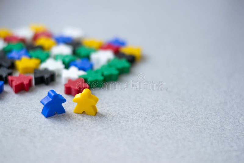 Gruppen der bunten meeples von zwei Teams Farben der ukrainischen Flagge - blau und gelb Kleine Zahlen des Mannes lizenzfreies stockbild Gruppen der bunten meeples von zwei Teams Farben der ukrainischen Flagge - blau und gelb Kleine Zahlen des Mannes lizenzfreies stockbild