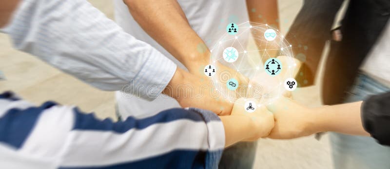 Gruppen med laget, som har teamworken i arbetstid som är gemensamt, fitch upp handen tillsammans som gör makten av teamwork som d royaltyfri foto Gruppen med laget, som har teamworken i arbetstid som är gemensamt, fitch upp handen tillsammans som gör makten av teamwork som d royaltyfri foto