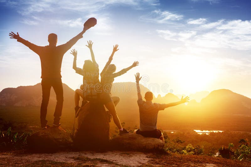 Gruppenfreund-Sonnenaufgangberge glücklich stockfotos