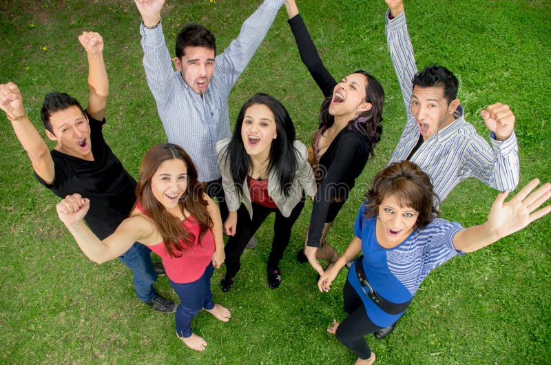 Gruppenglückliche menschen im Sommer im Freien. lizenzfreies stockbild Gruppenglückliche menschen im Sommer im Freien. lizenzfreies stockbild