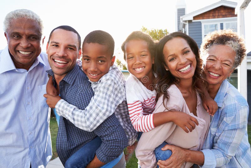 Gruppenporträt im Freien der schwarzen multi Generationsfamilie lizenzfreie stockfotos Gruppenporträt im Freien der schwarzen multi Generationsfamilie lizenzfreie stockfotos