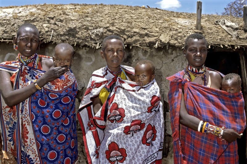 Gruppenporträt von Maasai-Frauen mit Babys stockfoto Gruppenporträt von Maasai-Frauen mit Babys stockfoto
