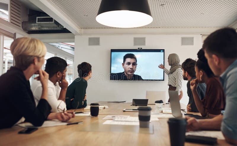 Gruppenvideokonferenz und Diskussion für Kommunikation in Geschäftstreffen oder Unternehmen im Büro. Techniker und stockbilder