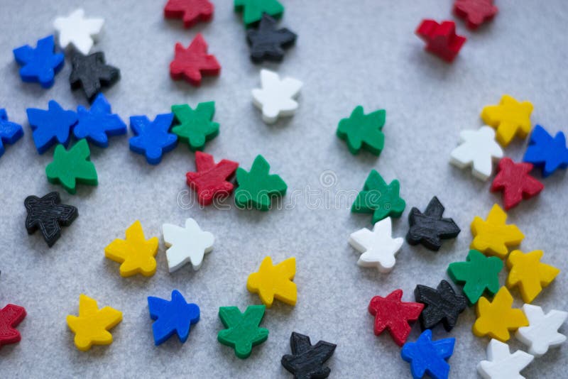 Gruppi di meeples variopinti di due gruppi Colori della bandiera ucraina - blu e gialla Piccole figure dell'uomo fotografie stock Gruppi di meeples variopinti di due gruppi Colori della bandiera ucraina - blu e gialla Piccole figure dell'uomo fotografie stock