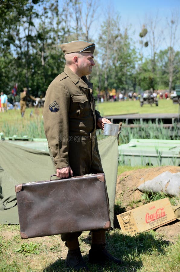 Gruppi di ricostruzione a Wroclaw. WROCLAW, POLONIA - 3 GIUGNO: Raduno dei gruppi di ricostruzione Riunione del fan di Militarians, la gente in uniformi, veicoli storici ed armi Uomo in uniforme dell'esercito americano dalla seconda guerra mondiale con bagagli il 3 giugno 2017 a Wroclaw