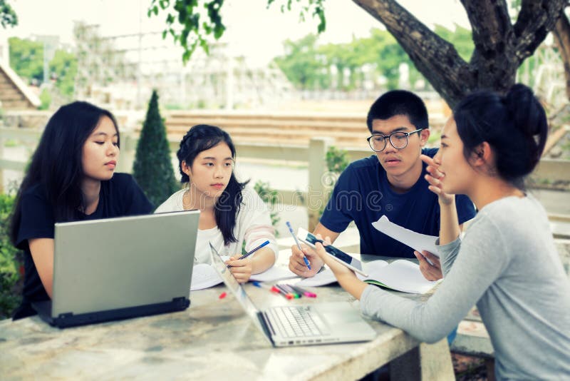 Gruppo asiatico di studenti che dividono con le idee per lavorare al Th fotografie stock Gruppo asiatico di studenti che dividono con le idee per lavorare al Th fotografie stock